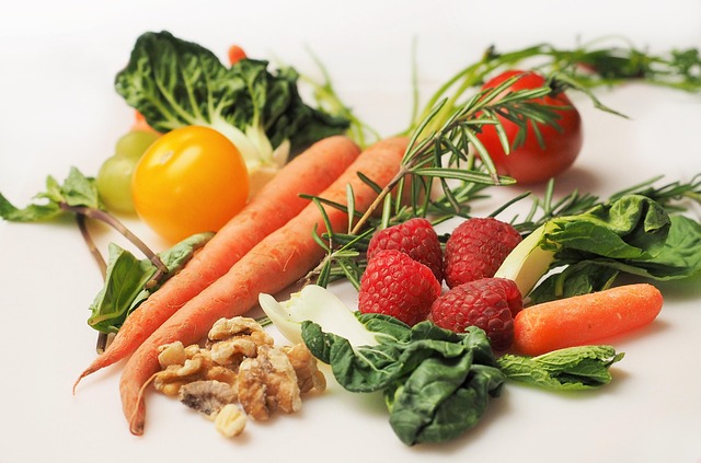 How Nutrition Impacts Healing: A Dallas Surgeon’s Guide for Blepharoplasty Patients